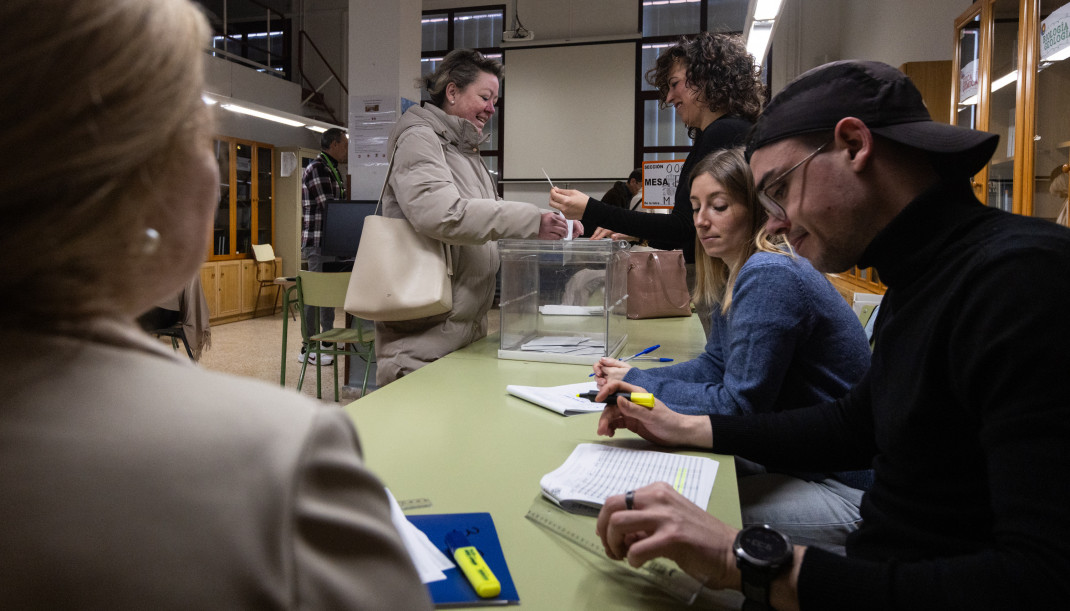 EuropaPress 7273986 aragoneses votan colegio electoral febrero 2026 teruel aragon espana