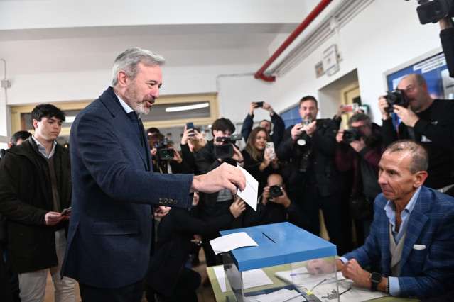El candidato del PP a la Presidencia de Aragón, Jorge Azcón, ejerce su derecho a voto, en el IES Virgen del Pilar.