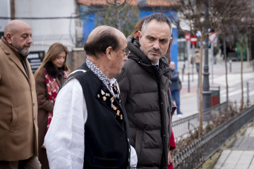 El alcalde de Móstoles, Manuel Bautista (d), asiste a la misa de Santa Águeda, en la ermita de Nuestra Señora de los Santos, a 7 de febrero de 2026, en Móstoles, Madrid (España).