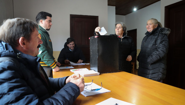EuropaPress 7275092 ciudadanos portugueses ejercen derecho voto celebracion segunda vuelta