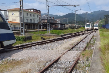 Archivo - Vías del tren de la red de cercanías de Asturias.