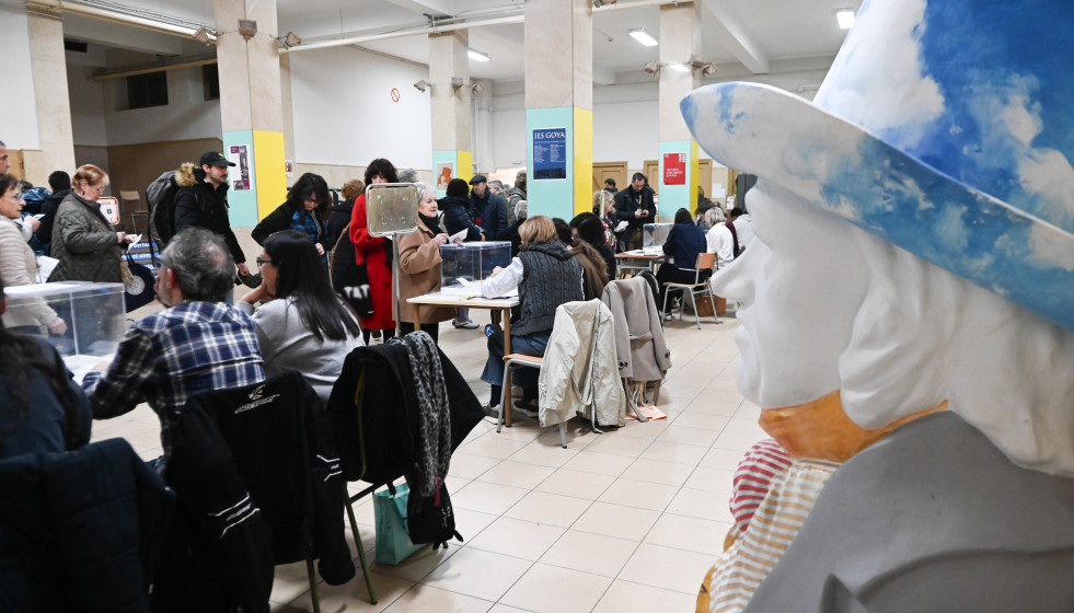 EuropaPress 7273722 aragoneses votan colegio electoral febrero 2026 zaragoza aragon espana