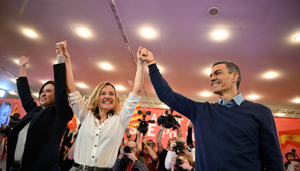 El secretario general del PSOE y presidente del Gobierno, Pedro Sánchez (1d), y la secretaria de Política Autonómica de la CEF, secretaria general de los socialistas aragoneses y candidata a la pre