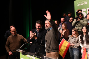 El presidente de Vox, Santiago Abascal (d) y el candidato de Vox a la presidencia de Aragón, Alejandro Nolasco (c), durante la clausura de un acto de campaña en Cuarte de Huerva, Zaragoza, Aragón (