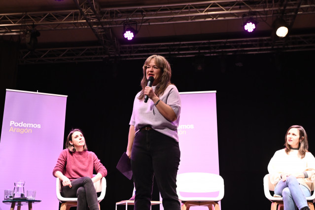 La secretaria general de Podemos y diputada, Ione Belarra (d), la secretaria política de Podemos y eurodiputada, Irene Montero (i), la candidata de Podemos a la Presidencia de Aragón, María Goikoetxea (c), durante el acto de campaña electoral 'Por un Arag