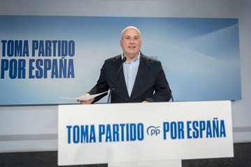 Archivo - El secretario general del PP, Miguel Tellado, ofrece declaraciones a la prensa durante el seguimiento de la noche electoral con motivo de las elecciones autonómicas en Extremadura, en la se