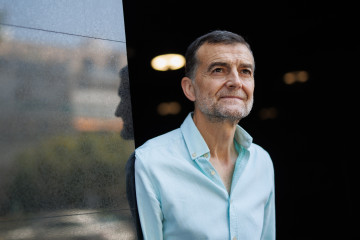 Archivo - El coordinador federal de IU, Antonio Maíllo, posa tras una entrevista para Europa Press, en la sede de la agencia, a 7 de agosto de 2024, en Madrid (España).