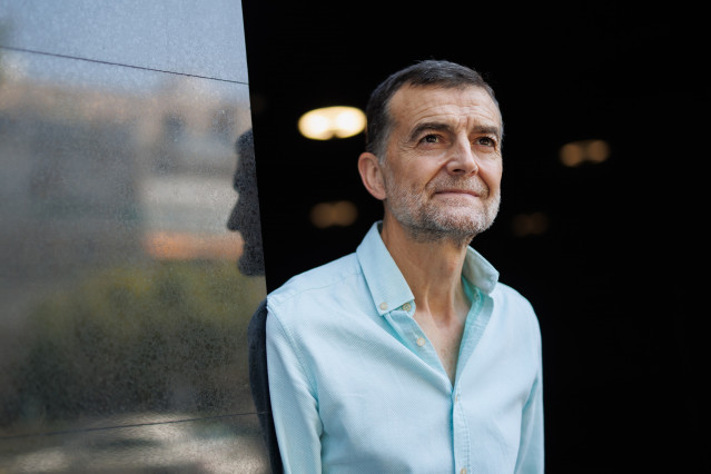 Archivo - El coordinador federal de IU, Antonio Maíllo, posa tras una entrevista para Europa Press, en la sede de la agencia, a 7 de agosto de 2024, en Madrid (España).