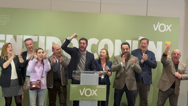 El candidato de Vox a la presidencia del Gobierno de Aragón, Alejandro Nolasco, y otros diputados de este partido en las Cortes de Aragón, celebran los resultados del 8F.