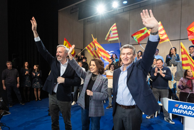 El presidente del Partido Popular, Alberto Núñez Feijóo (1d), acompañado del presidente de la Comunidad Autónoma y candidato a la reelección, Jorge Azcón (1i), y la alcaldesa de Teruel, Emma Buj (c), durante la clausura de un mitin en el Centro Sociocultu