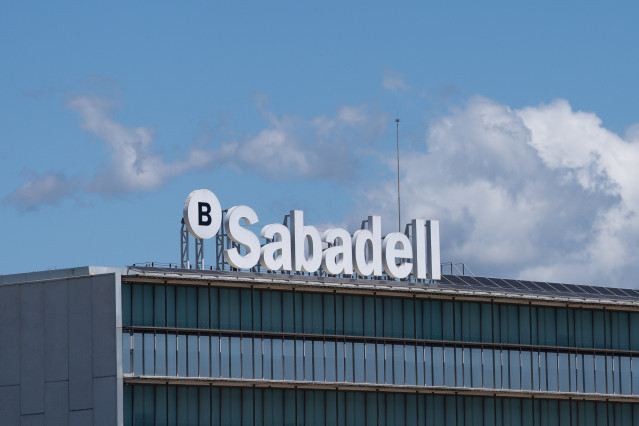 Archivo - Exterior de la sede de Banco Sabadell en Barcelona