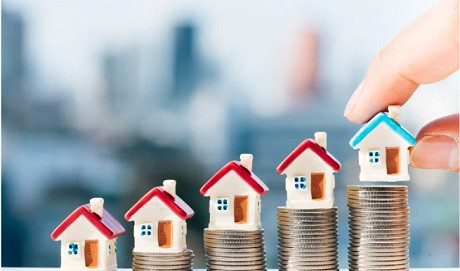 Archivo - Casas sobre monedas que reflejan el aumento de precios e intereses de las hipotecas en España