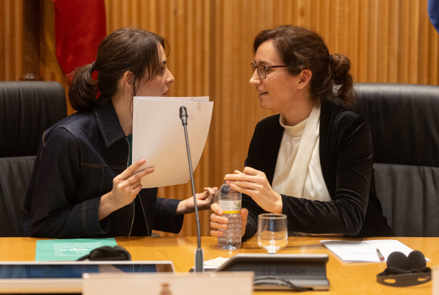 La ministra de Sanidad, Mónica García, y la portavoz de Más Madrid en el Ayuntamiento de Madrid, Rita Maestre, durante la jornada 'Tax The Robots: Fiscalidad y Empleo en la Era de la Inteligencia Artificial', en el Congreso de los Diputados, a 9 de febrer