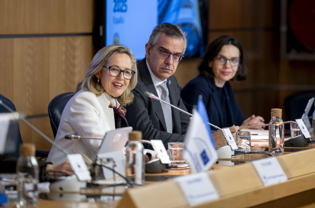 (I-D) La presidenta del Grupo BEI, Nadia Calviño, Marco Martínez, del Fondo Europeo de Inversiones, y María Serrano, del Banco Europeo de Inversiones, durante una rueda de prensa, en la sede de la Comisión Europea en Madrid, a 9 de febrero de 2026, en Mad