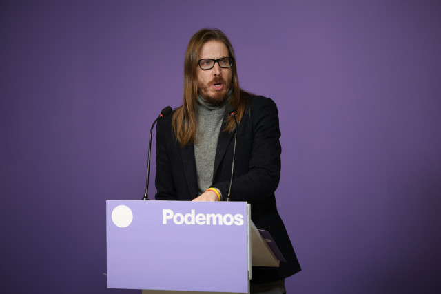 El secretario de organización y portavoz de Podemos, Pablo Fernández, ofrece una rueda de prensa en la sede de Podemos, a 9 de febrero de 2026, en Madrid (España).