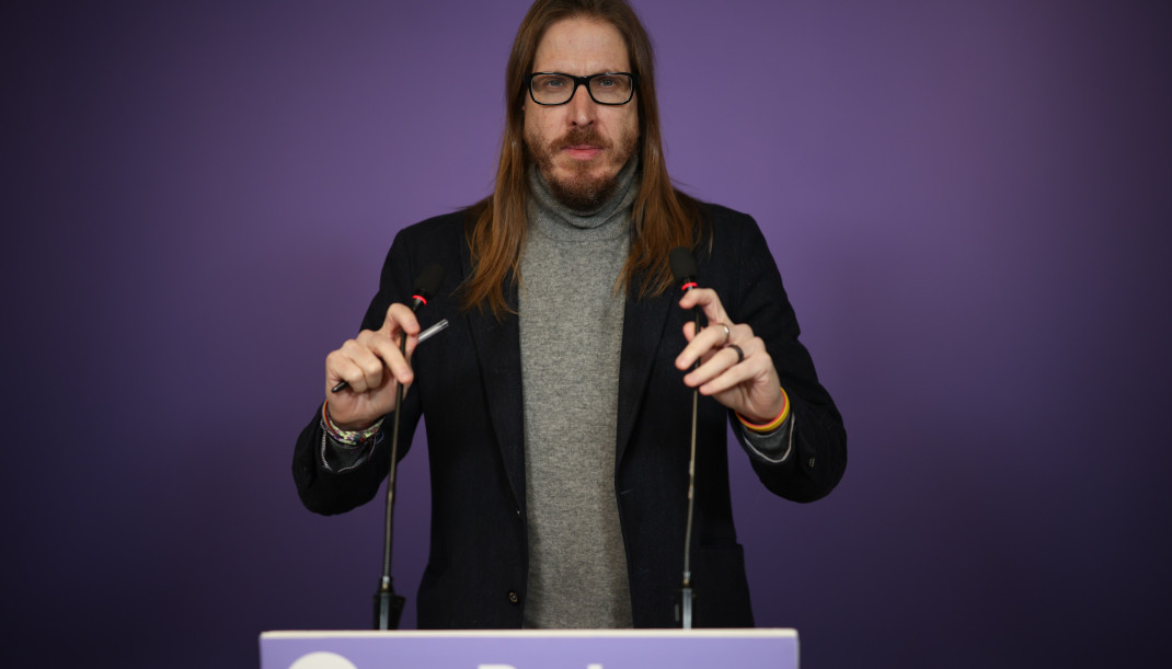 El secretario de organización y portavoz de Podemos, Pablo Fernández, ofrece una rueda de prensa en la sede de Podemos, a 9 de febrero de 2026, en Madrid (España).