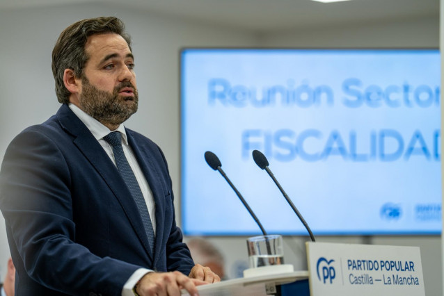 El presidente del Partido Popular de Castilla-La Mancha, Paco Núñez, durante la reunión de fiscalidad celebrada en Toledo.