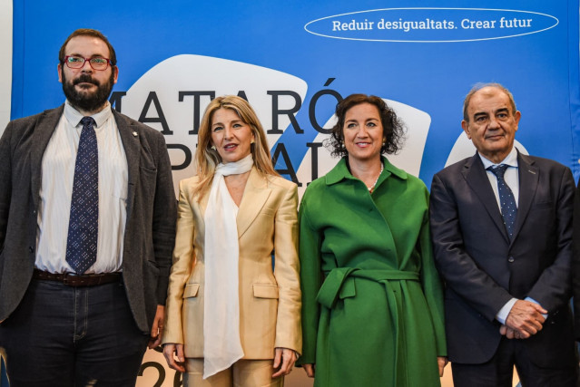 (I-D) El alcalde de Mataró, David Bote; la vicepresidenta Yolanda Díaz; la consellera Alícia Romero, y el presidente de la Confederación Empresarial Española de la Economía Social, Juan Antonio Pedreño.