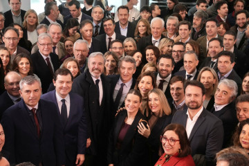 Mañueco junto a Azcón y el resto de los miembros de la Junta Directiva nacional del PP