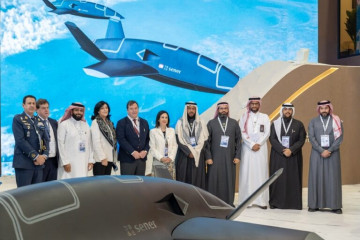 Visita de la ministra de Defensa al stand