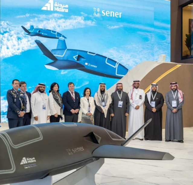 Visita de la ministra de Defensa al stand