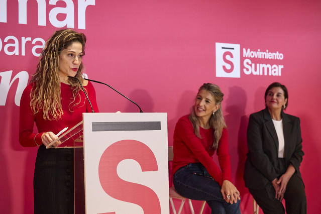 Archivo - La coordinadora de Sumar, Lara Hernández (i), la vicepresidenta segunda, Yolanda Díaz (c), y la europarlamentaria Vula Tsetsi (d), durante la conferencia política de Sumar, a 22 de noviembre de 2025, en Madrid (España).