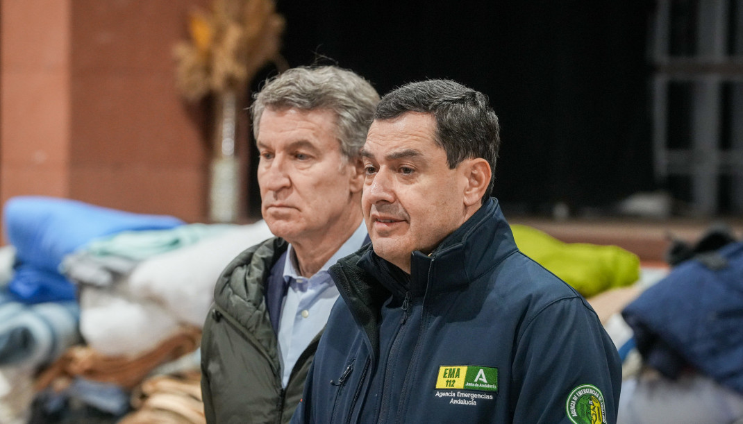 El presidente del PP, Alberto Núñez Feijóo (i), junto al presidente de la Junta de Andalucía, Juanma Moreno (d), en una comparecencia a los medios para informar sobre el accidente ferroviario en A