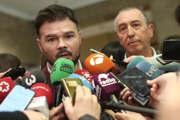 Archivo - El portavoz de ERC en el Congreso, Gabriel Rufián (i), junto a Joan Baldoví (d), en una imagen de archivo