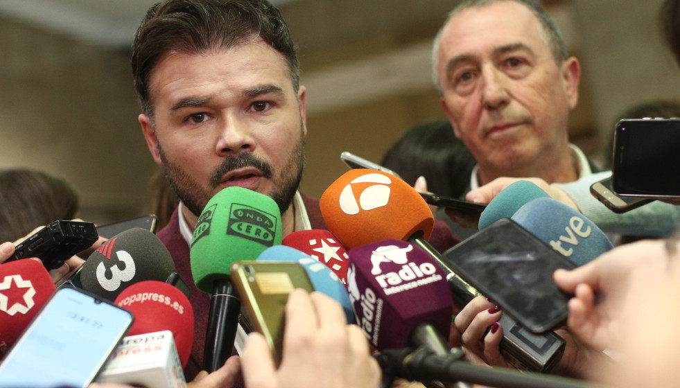 Archivo - El portavoz de ERC en el Congreso, Gabriel Rufián (i), junto a Joan Baldoví (d), en una imagen de archivo