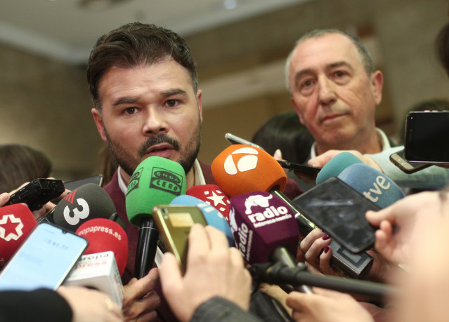 Archivo - El portavoz de ERC en el Congreso, Gabriel Rufián (i), junto a Joan Baldoví (d), en una imagen de archivo