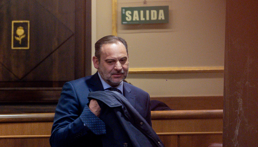 Archivo - El diputado del Grupo Mixto, José Luis Ábalos, durante un pleno en la Cámara Baja