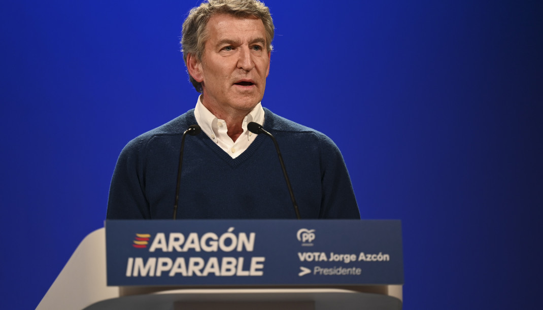 El presidente del PP, Alberto Núñez Feijóo, interviene en un mitin durante la campaña electoral del 8-F en Aragón, a 4 de febrero de 2026, en Huesca, Aragón (España).