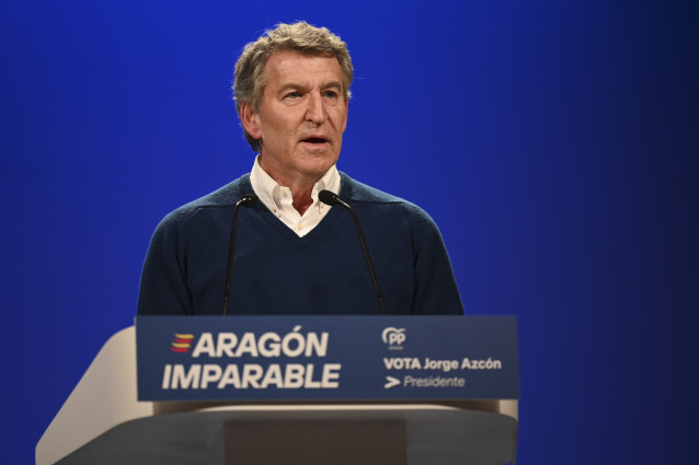 El presidente del PP, Alberto Núñez Feijóo, interviene en un mitin durante la campaña electoral del 8-F en Aragón, a 4 de febrero de 2026, en Huesca, Aragón (España).