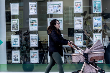 Una oficina de empresa inmobiliaria.