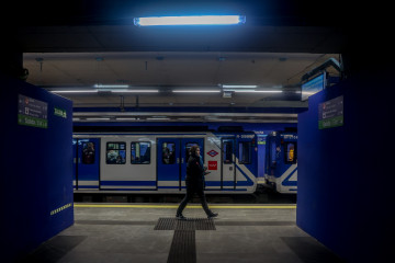 Archivo - Una mujer en la estación de Atocha de Metro, a 25 de febrero de 2024, en Madrid (España).