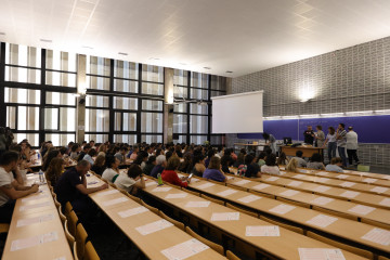 Archivo - Numerosas personas realizan las pruebas de acceso.