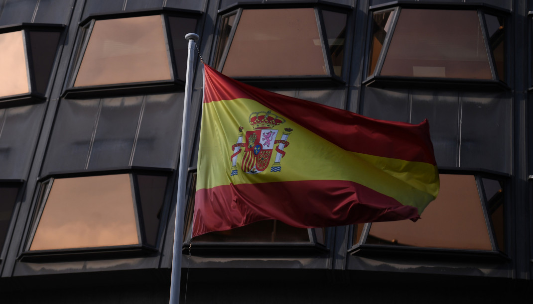 Archivo - La bandera de España frente a la sede del Tribunal Constitucional el día que se celebra el Pleno extraordinario del Tribunal Constitucional (TC), a 19 de diciembre de 2022, en Madrid (Espa