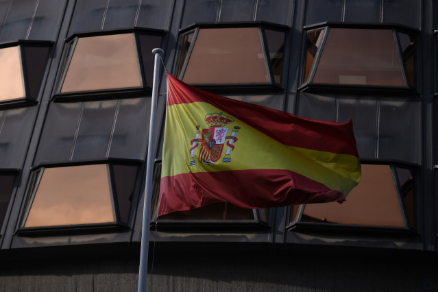 Archivo - La bandera de España frente a la sede del Tribunal Constitucional el día que se celebra el Pleno extraordinario del Tribunal Constitucional (TC), a 19 de diciembre de 2022, en Madrid (España).