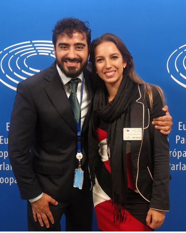 Lucía Echevarrieta, candidata de SALF a la JUnta de Castilla y León, con el líder del partido, Luis 'Alvise' Pérez.