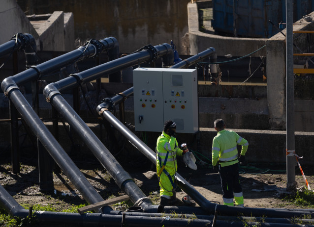 Archivo - Dos trabajadores en la Estación de Depuración de Aguas Residuales (EDAR).