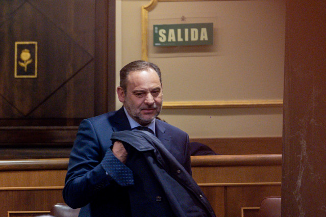 Archivo - El diputado del Grupo Mixto, José Luis Ábalos, durante un pleno en la Cámara Baja