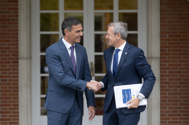 Archivo - El presidente del Gobierno, Pedro Sánchez (i), recibe al presidente de la Xunta de Galicia, Alfonso Rueda (d), en el Complejo de La Moncloa, a 20 de septiembre de 2024, en Madrid (España).
