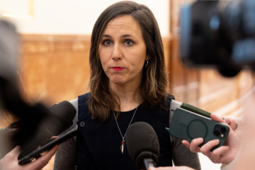 La secretaria general de Podemos, Ione Belarra, atiende a los medios durante una sesión plenaria extraordinaria, en el Congreso de los Diputados, a 15 de enero de 2026, en Madrid (España).