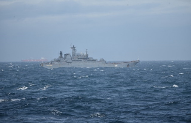 Imagen del LST 'Alexander Otrakovskiy', interceptado por el BAM 'Audaz'.