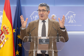 El portavoz del PSOE en el Congreso, Patxi López, durante una rueda de prensa en el Congreso