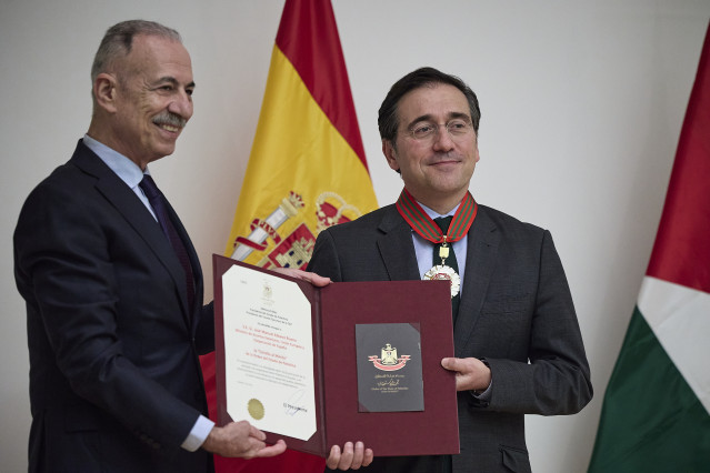 El embajador de Palestina en España, Husni Abdel Wahed (i), entrega al ministro de Asuntos Exteriores, Unión Europea y Cooperación, José Manuel Albares (d), la condecoración de Estrella al Mérito de la Orden del Estado de Palestina