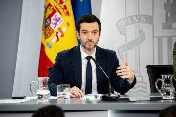 El ministro de Derechos Sociales, Consumo y Agenda 2030, Pablo Bustinduy, durante una rueda de prensa tras la reunión del Consejo de Ministros, a 10 de febrero de 2026, en Madrid (España).
