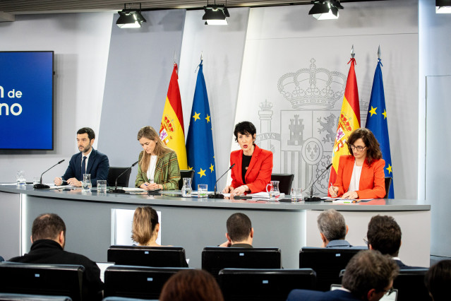 (i-d) El ministro de Derechos Sociales, Consumo y Agenda 2030, Pablo Bustinduy, La vicepresidenta del Gobierno y ministra para Transición Ecológica y el Reto Demográfica, Sara Aagesen, la Ministra de Inclusión, Seguridad Social y Migraciones y portavoz de