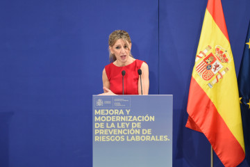 La vicepresidenta segunda del Gobierno y ministra de Trabajo y Economía Social, Yolanda Díaz, interviene en el acto de firma con los secretarios generales de CCOO, Unai Sordo y de UGT, Pepe Álvarez