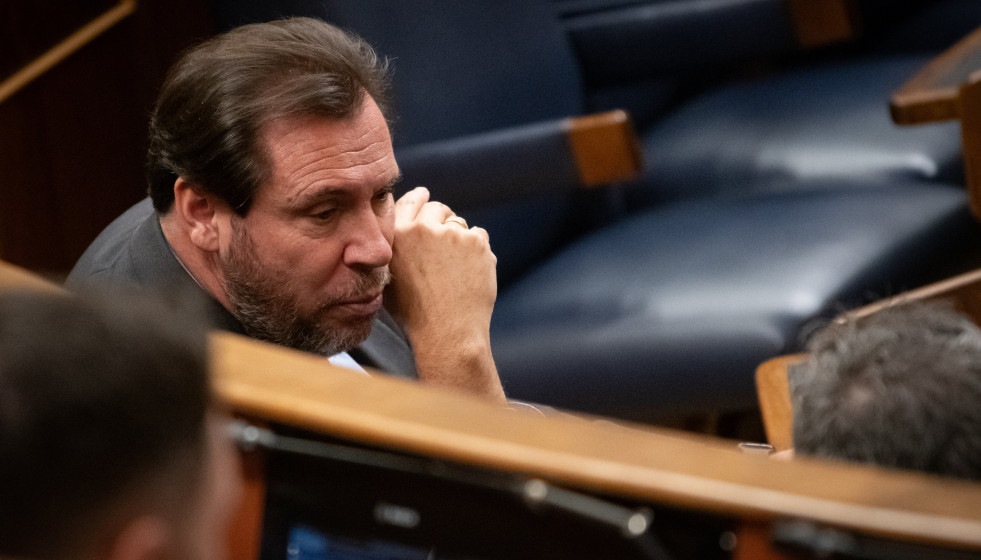 Archivo - El ministro de Transportes y Movilidad Sostenible, Óscar Puente, durante una sesión plenaria, en el Congreso de los Diputados, a 27 de noviembre de 2025, en Madrid (España).